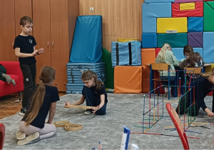 Dzieci ćwiczą współpracę w grupie przełamując nieśmiałość