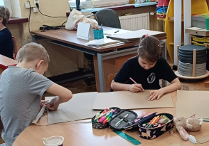 Dzieci rysują ćwiczenie jak pomóc nieśmiałemu koledze