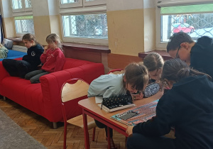 Dzieci współpracują w grupie podczas zajęć uspołeczniających
