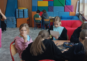 Dzieci współpracują ze sobą podczas zajęć uspołeczniających