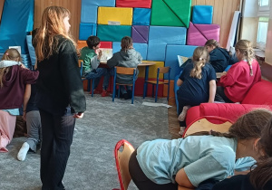 Dzieci wykonują ćwiczenie na integrację w grupie