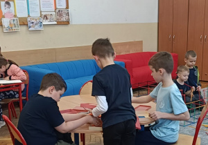 Dzieci wykonują ćwiczenie na pomoc koledze, który jest nieśmiały