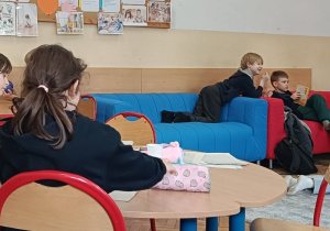 Dzieci wykonują ćwiczenie w grupie rówieśniczej