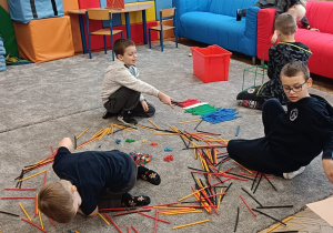 Dzieci wykonują ćwiczenie praktyczne