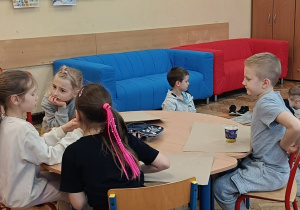 Dzieci wykonują pracę plastyczną o nieśmiałości