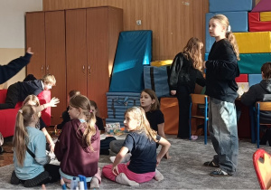 Uczniowie uczestniczą w zabawie na integrację przełamując nieśmiałość