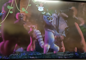 Dzieci oglądają teledysk z filmu i naśladują taniec