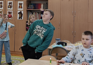 Dzieci tańczą na dywanie podczas zajęć