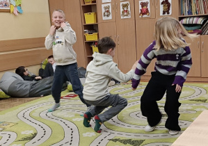 Dzieci wspólnie próbują wymyśleć układ taneczny do muzyki
