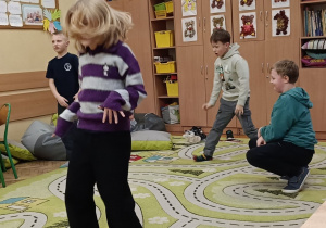 Dzieci wykonują taniec według własnego pomysłu