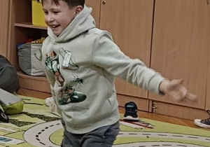 Uczeń wykonuje własny taniec do muzyki