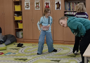 Dzieci wykonują własny taniec do muzyki