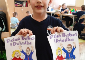 Uczeń ze swoimi pracami