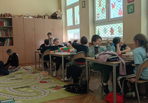 Dzieci tworzą na zajęciach świetlicowych kreatywne portrety babci