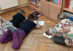 Uczennice wykonują pracę plastyczną o swojej babci