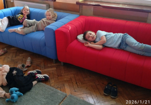 Dzieci leżą na kanapach
