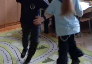 Dzieci tańczą w parze