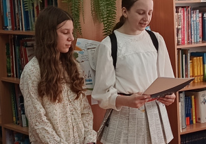 Uczennice prowadzą pasowanie