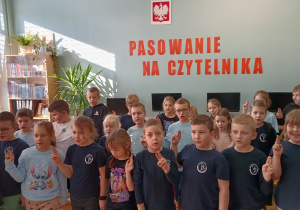Uczniowie mówią słowa przysięgi