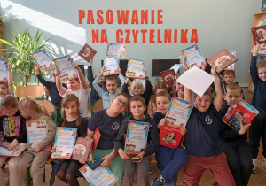 Uczniowie pokazują dyplomy