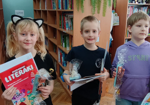 Uczniowie z nagrodami