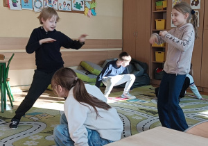 Dzieci tańczą dla babci z okazji jej święta podczas zajęć