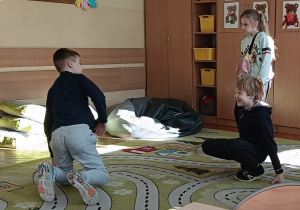 Dzieci współpracują ze sobą podczas zajęć w świetlicy