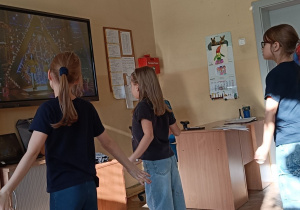 Dziewczęta tańczą do układu tanecznego z wybranego utworu muzycznego brawo