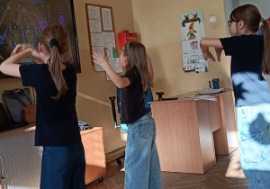 Dziewczyny podjęły próbę zatańczenia do piosenki dla babci