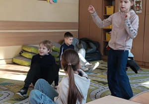 Popisy taneczne dzieci na dywanie z okazji Dnia Babci