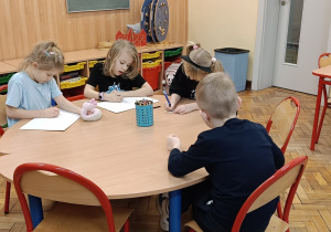 Dzieci rysują laurkę dla babci