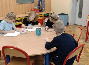 Zajęcia świetlicowe pt. "Prezent dla babci".