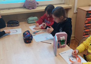 Uczniowie pracują przy stoliku