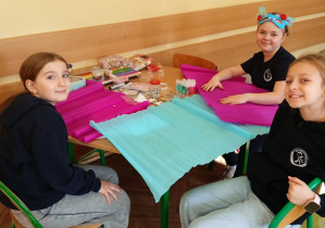 Uczennice siedzą przy stoliku