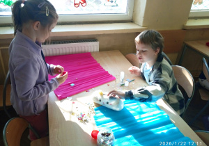 Dzieci tworzą peleryny