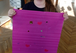 Uczennica ze swoją pracą