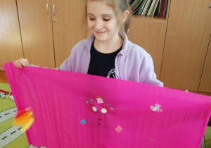 Dziewczynka ze swoją peleryną