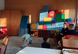 Dzieci pookazują hasła związane z cechami dziadków