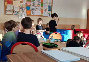 Dzieci pracują podczas zajęć świetlicowych