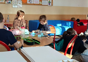 Dzieci rysują portret dziadka