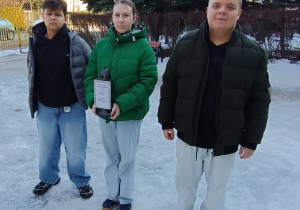 Strażnicy Pamięci przez szkołą