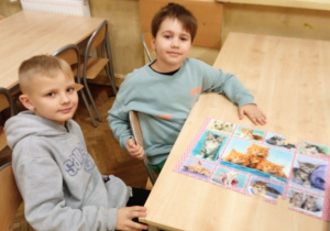 Uczniowie pokazują ułożone puzzle