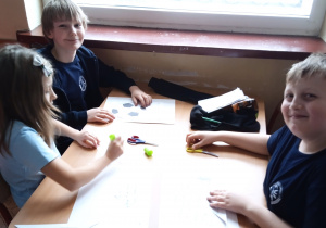 Uczniowie wycinają i kolorują oraz przyklejają puzzle