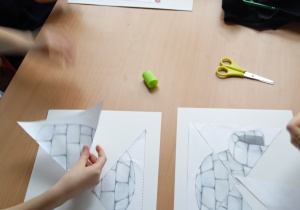 Uczniowie pracują przy stoliku