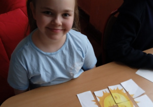 Uczennica ze swoją pracą