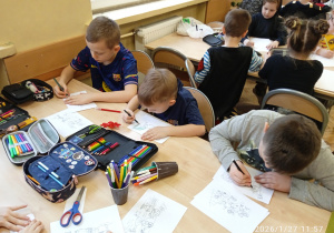 Uczniowie rysują