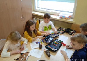 Uczennice pracują przy stoliku