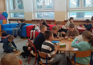 Dzieci wykonują swój strój na bal karnawałowy