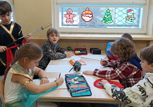 Dzieci tworzą strój na bal karnawałowy