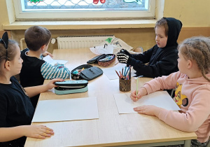 Dzieci wykonują ćwiczenie na wyobraźnię